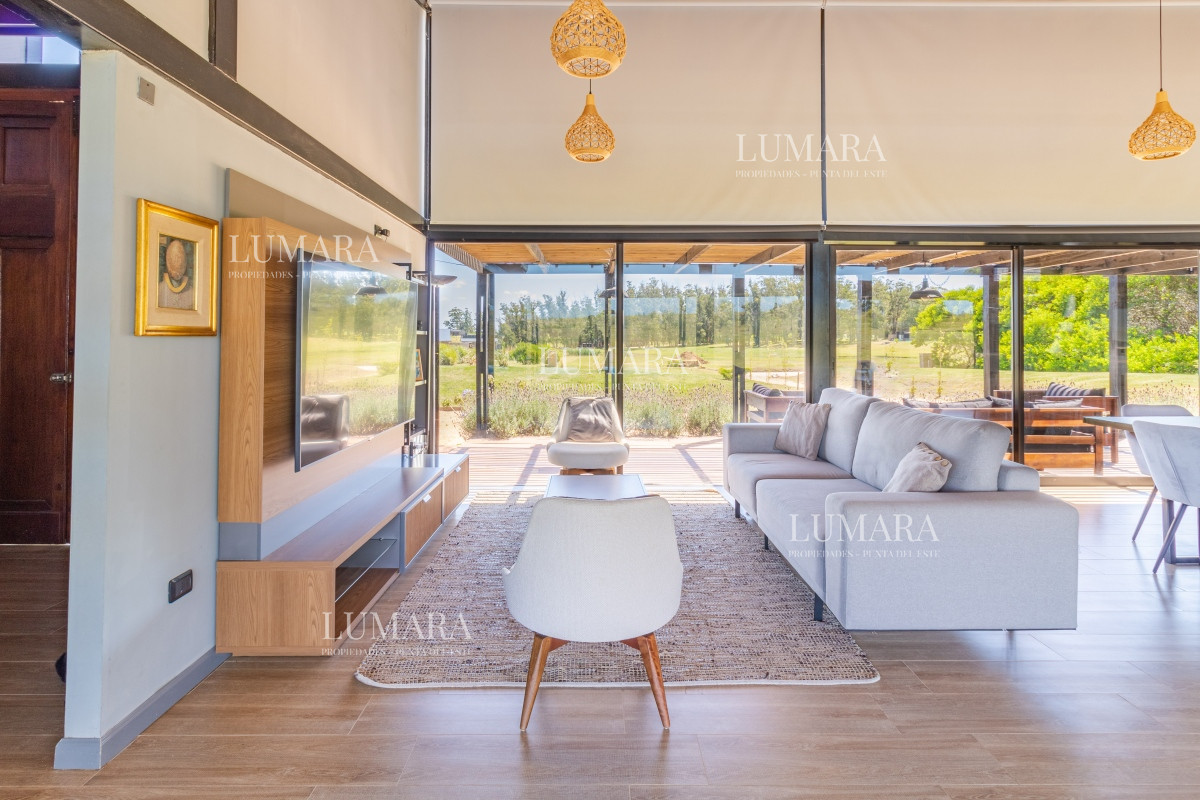 Casa ID.2769 - Moderna casa en barrio privado El Quijote en venta
