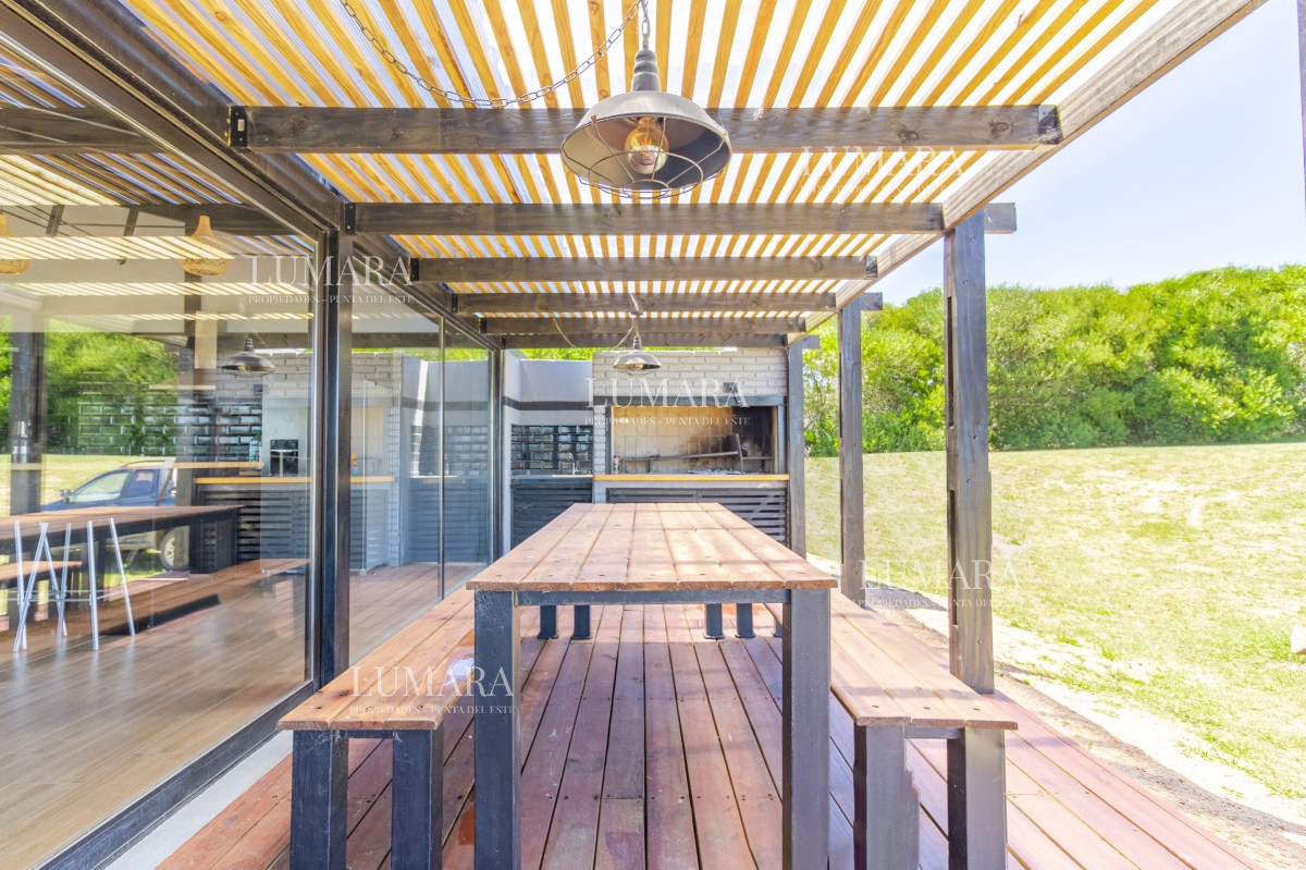 Casa ID.2769 - Moderna casa en barrio privado El Quijote en venta