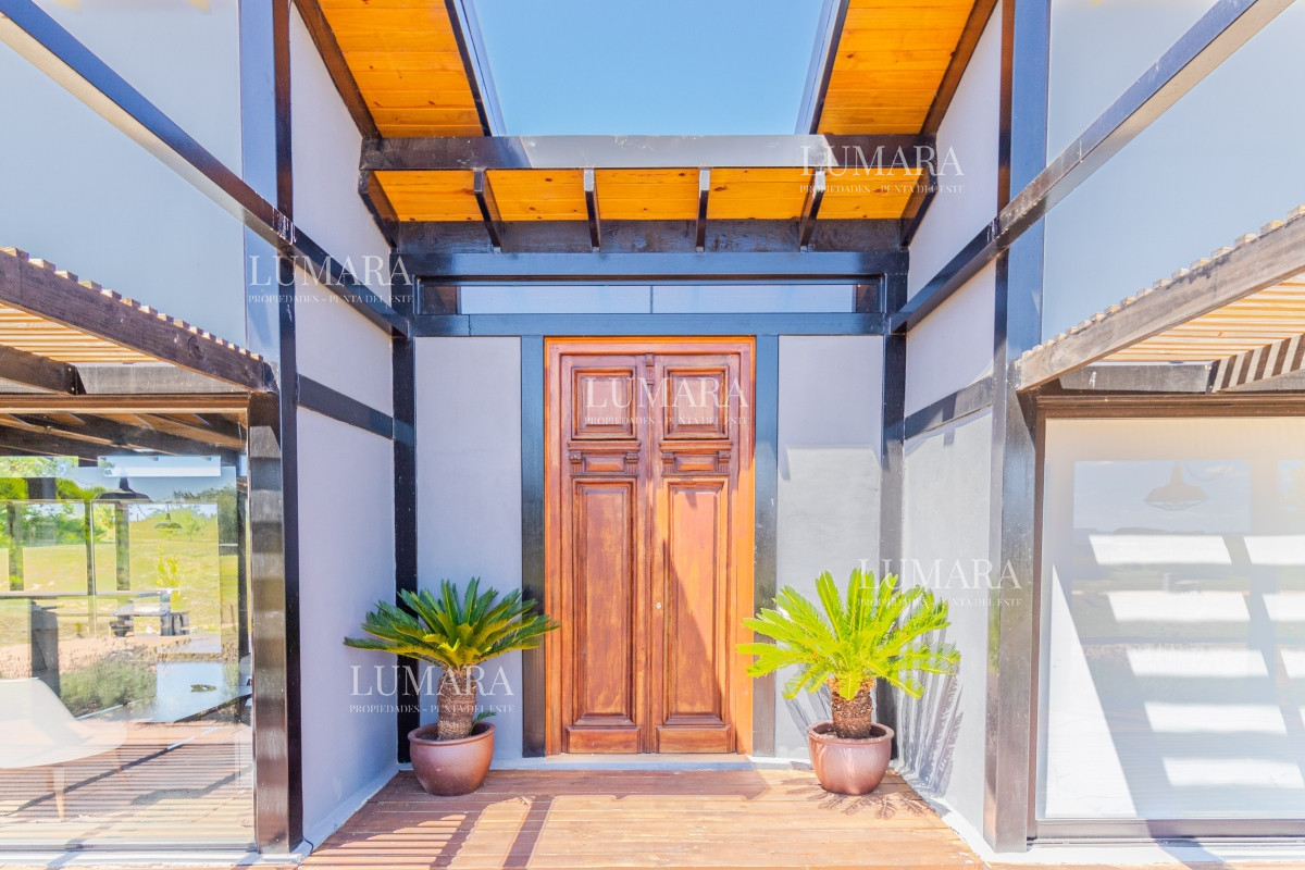 Casa ID.2769 - Moderna casa en barrio privado El Quijote en venta