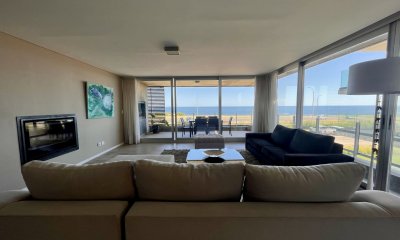 Exclusivo departamento en venta frente a playa mansa- Punta del Este