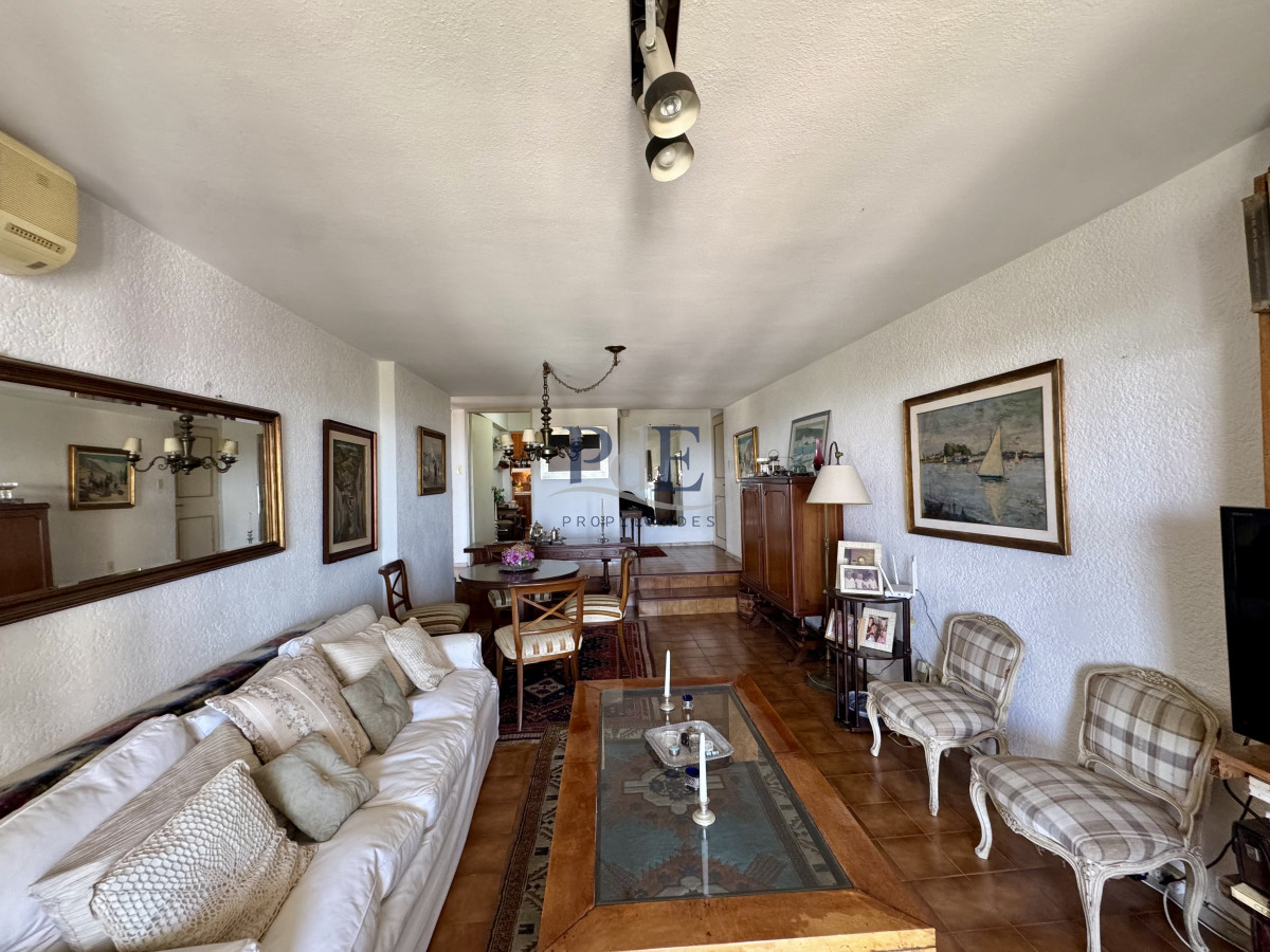 Apartamento en venta, 2 dorm y 2 baños. Av. Roosevelt · Vista al mar - Imagen 2