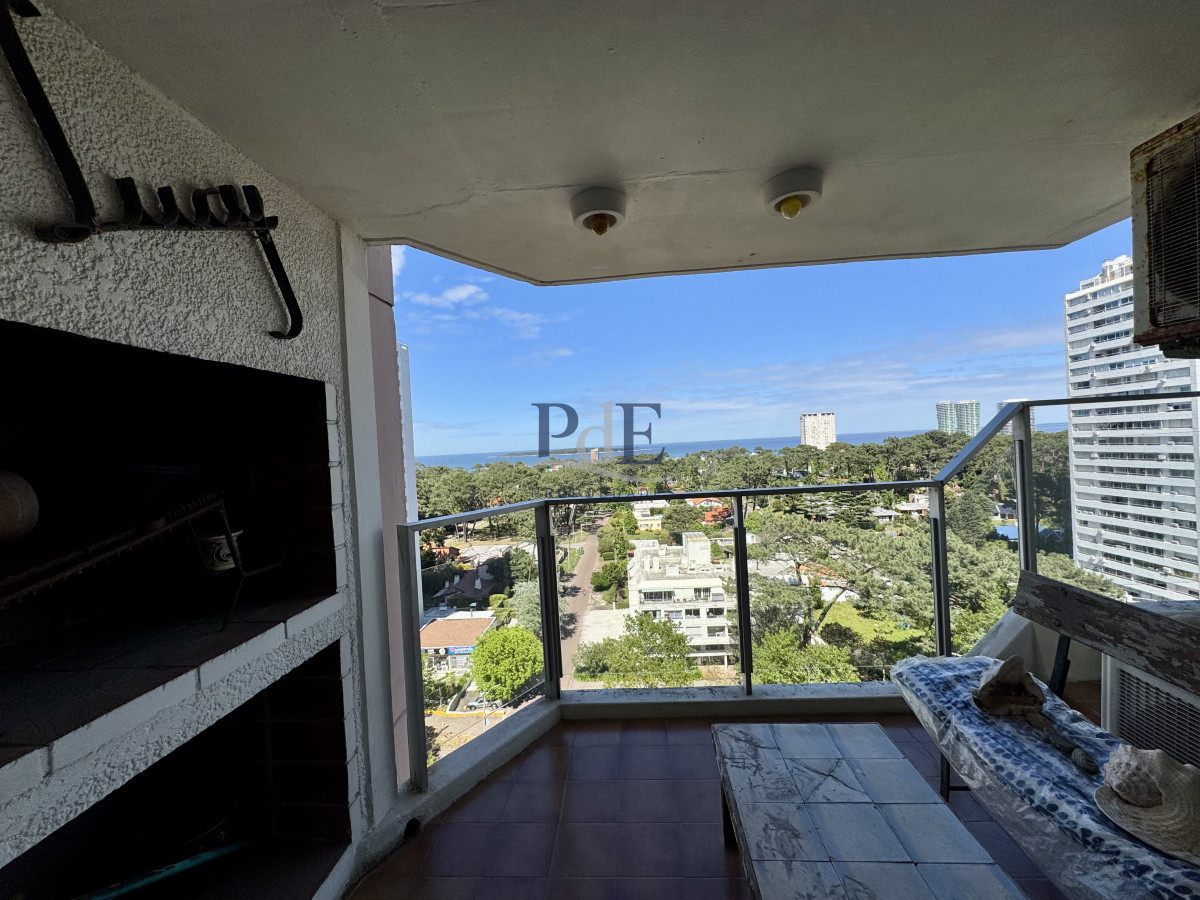 Apartamento en venta, 2 dorm y 2 baños. Av. Roosevelt · Vista al mar