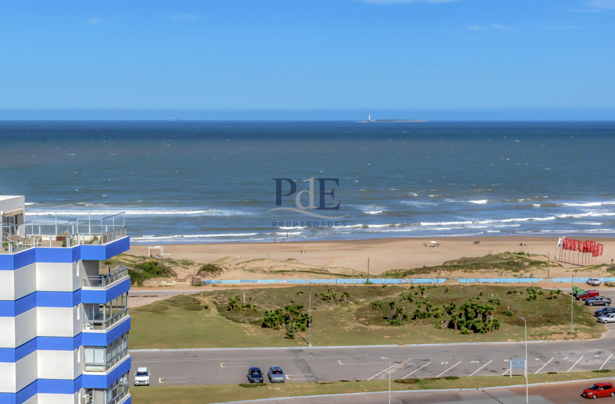  A pasos del Mar apartamento en venta de tres dormitorios