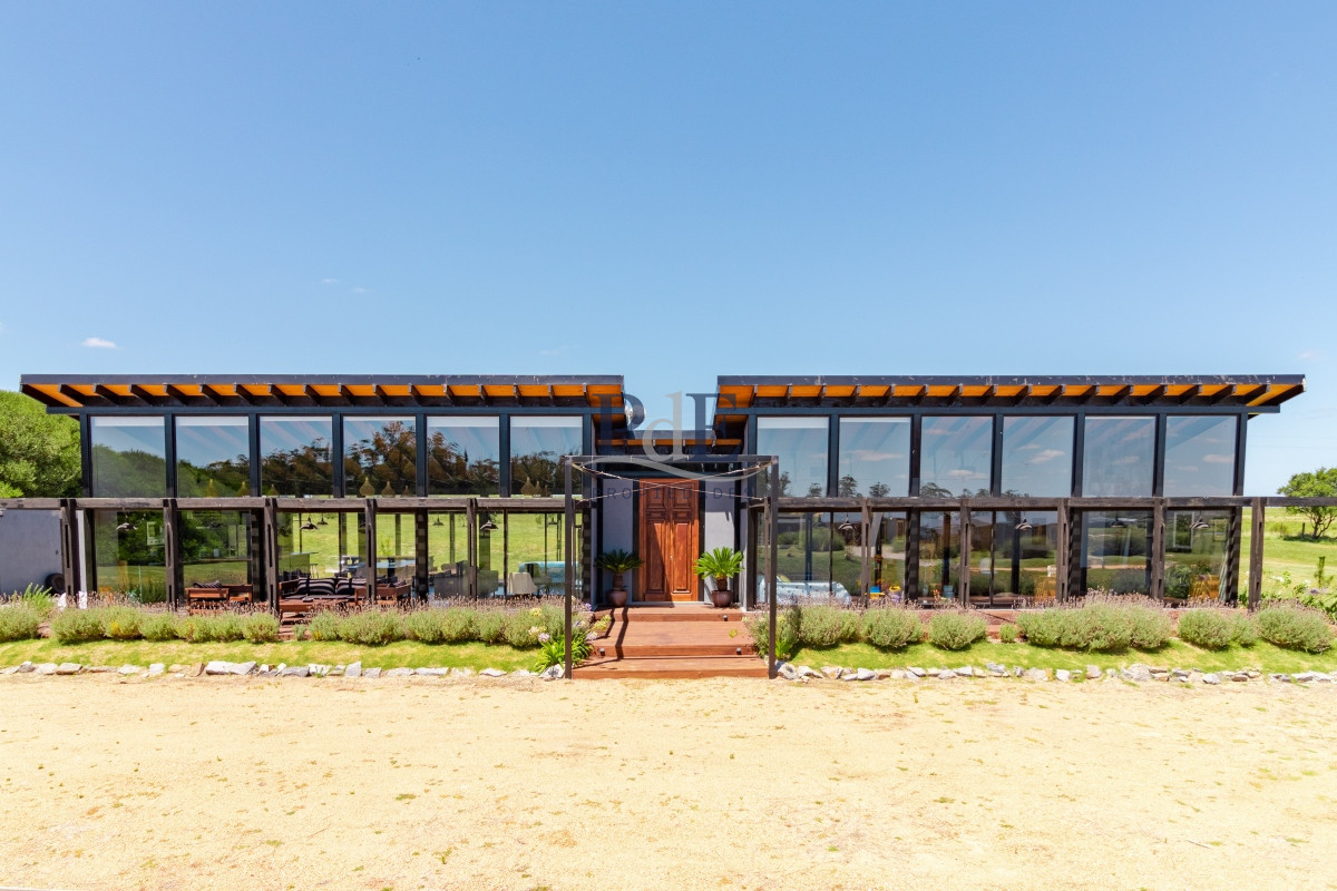 Moderna casa en barrio privado El Quijote. La Barra.