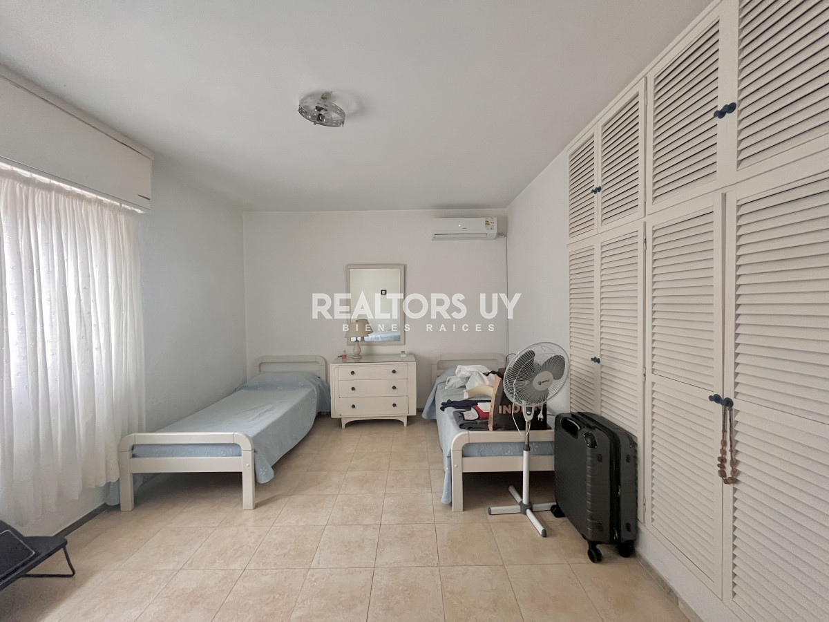 Apartamento ID.4 - Amplia planta de 4 dormitorios y excelente ubicación en venta!