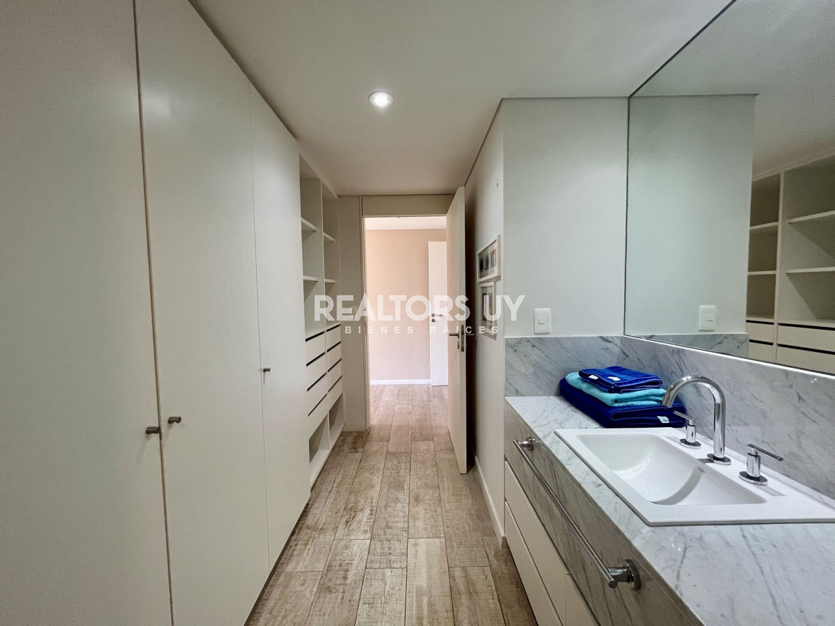 Apartamento ID.578 - Exclusivo departamento en venta frente a playa mansa- Punta del Este