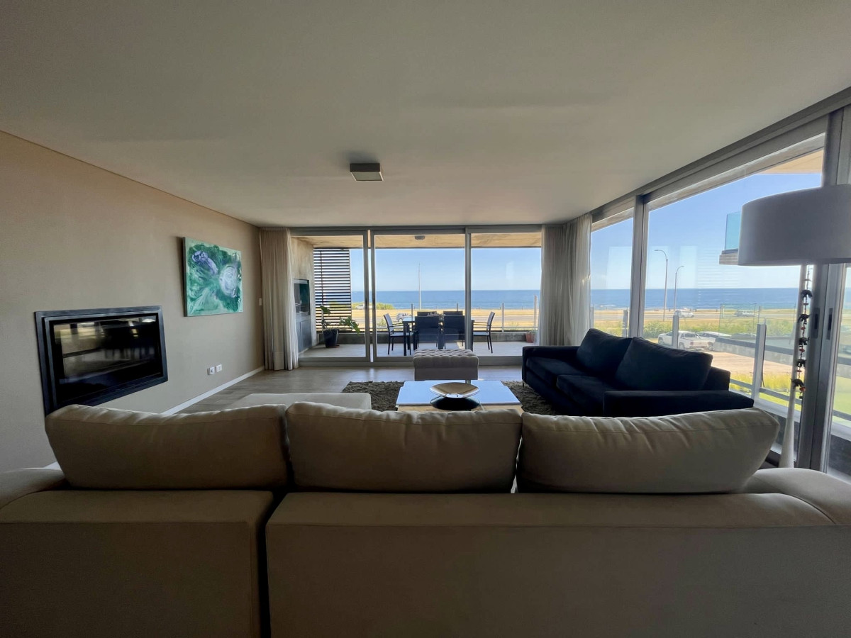 Exclusivo departamento en venta frente a playa mansa- Punta del Este