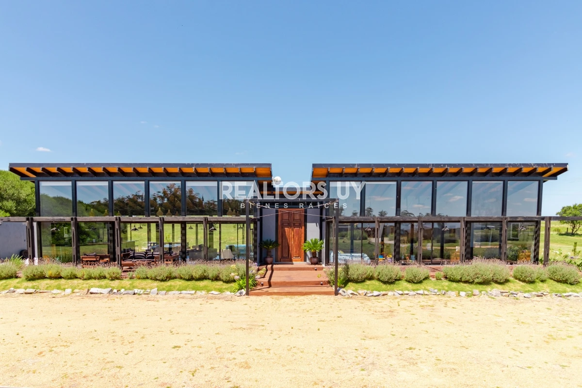 Moderna casa en barrio privado El Quijote en venta - RLT6C