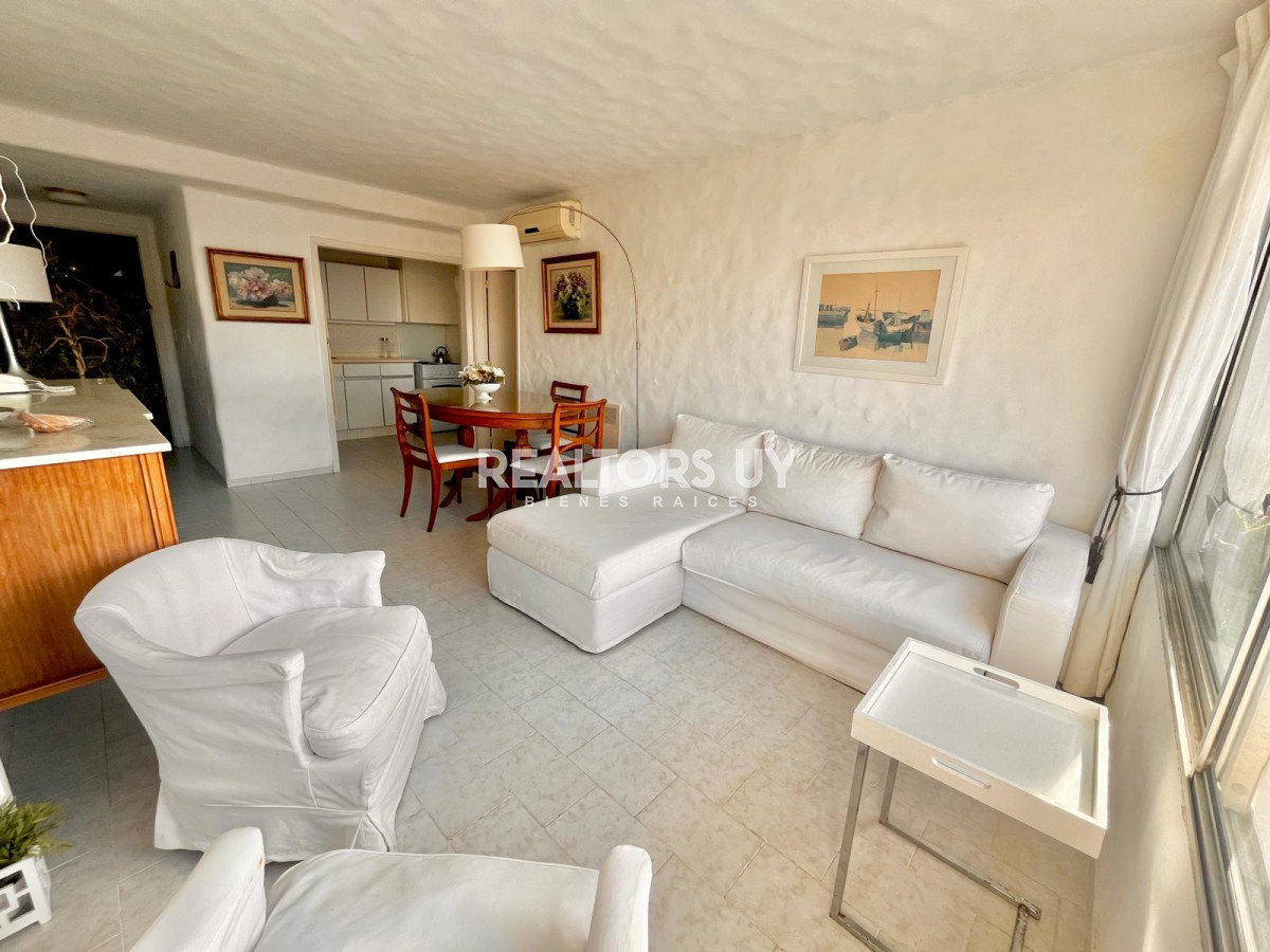 Apartamento ID.24 - OPORTUNIDAD  Punta Del Este 2 dormitorios y 2 baños, Peninsula. 