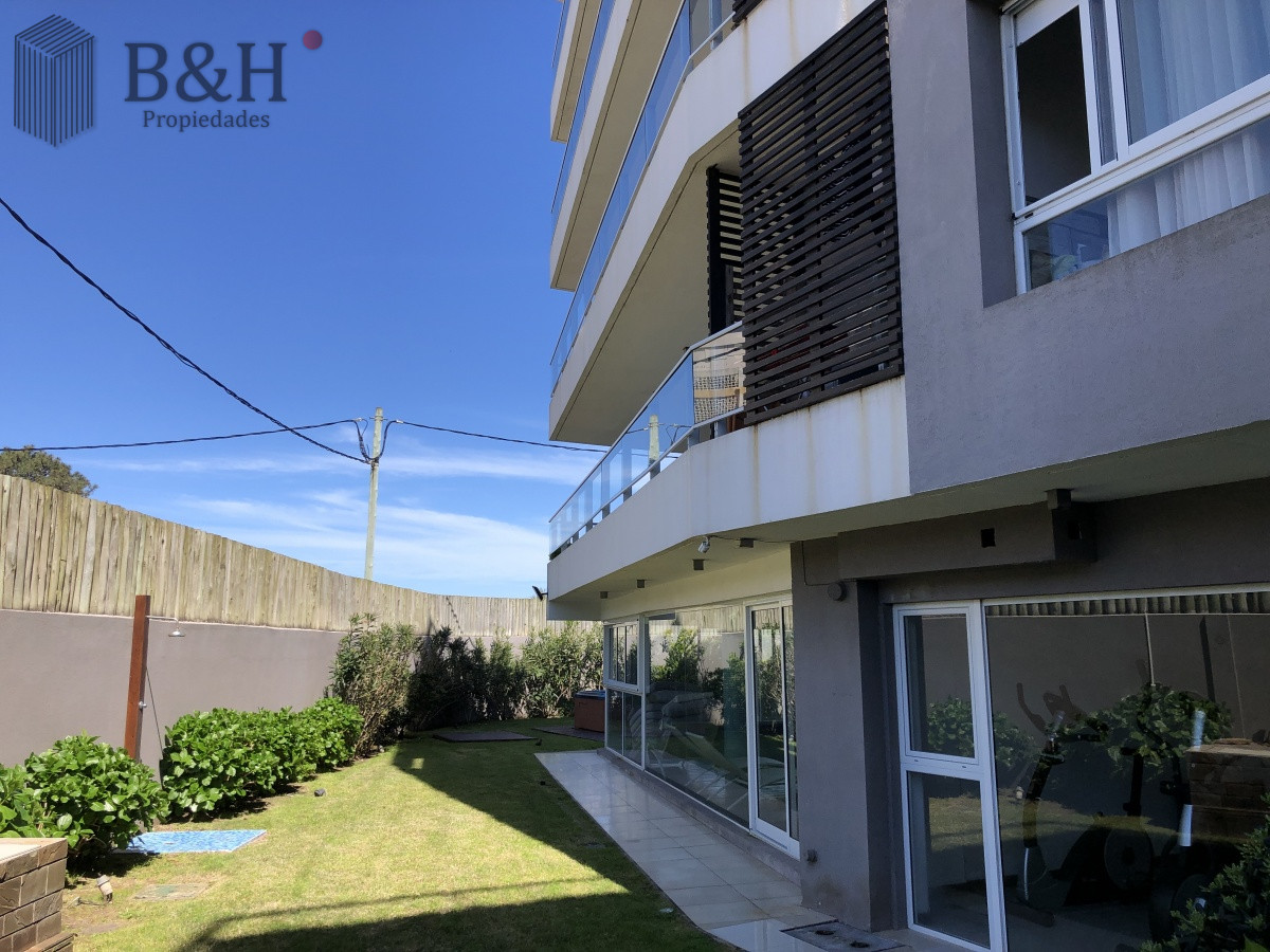 Apartamento ID.2038 - Alquiler anual de penthouse 1 dormitorio con terraza y parrillero propio en primera linea frente al mar playa mansa