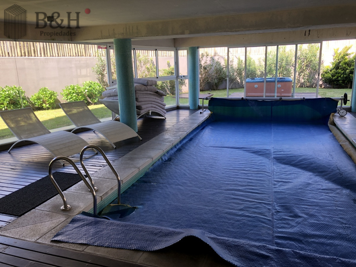 Apartamento ID.2038 - Alquiler anual de penthouse 1 dormitorio con terraza y parrillero propio en primera linea frente al mar playa mansa