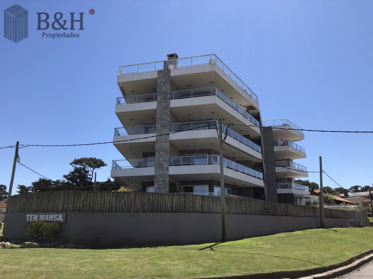 Apartamento ID.2038 - Alquiler anual de penthouse 1 dormitorio con terraza y parrillero propio en primera linea frente al mar playa mansa