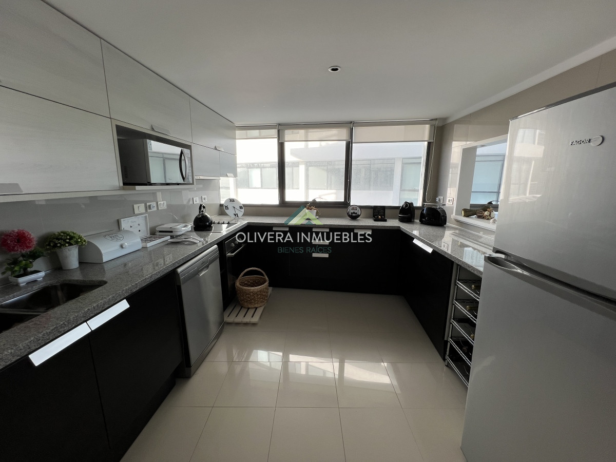 Apartamento ID.12856 - Venta hermoso departamento 3 suites en primera linea Playa Brava torre de categoría