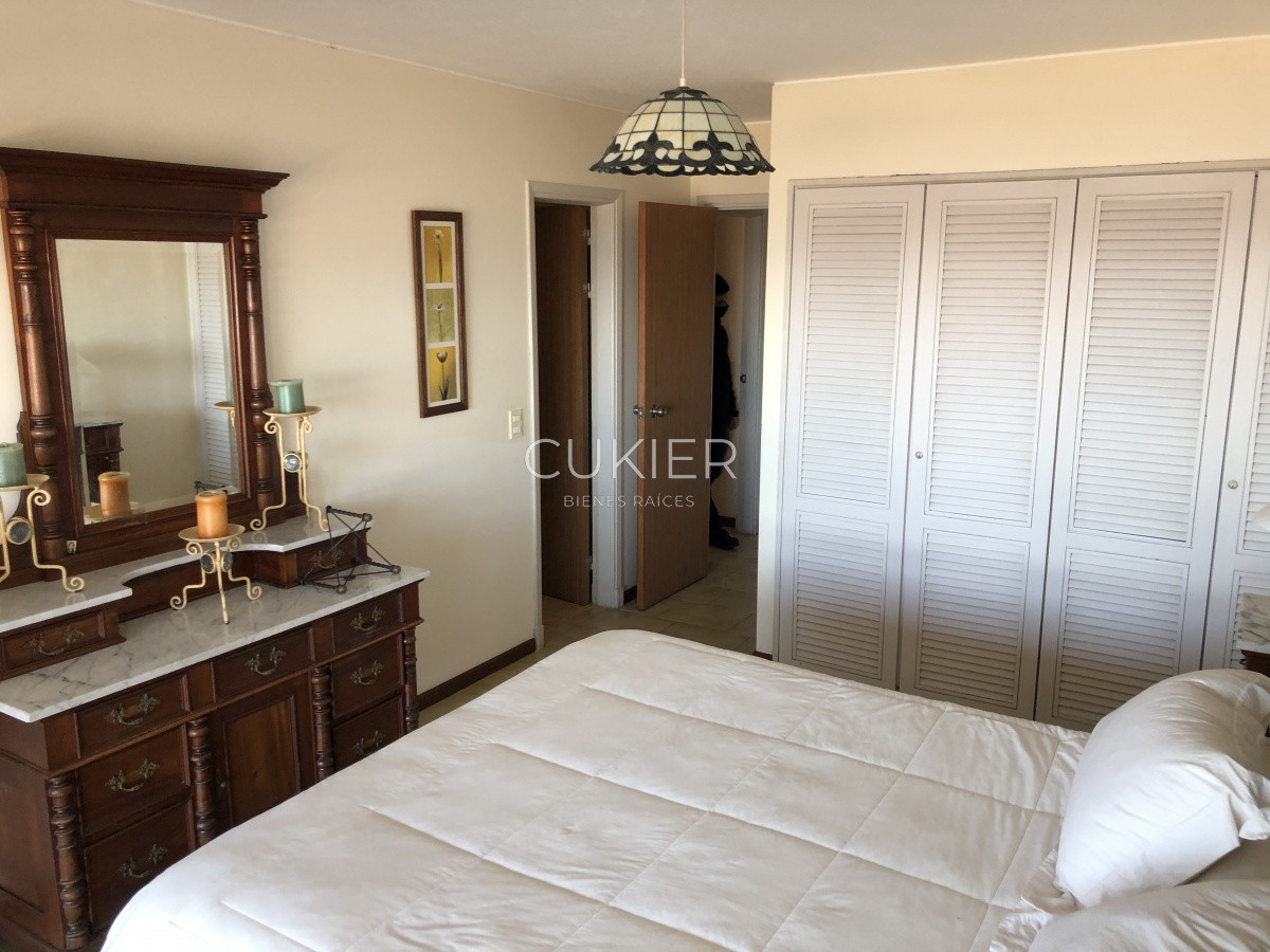 Apartamento ID.287 - Alquiler anual y venta de apartamento 3 dormitorios en edificio El Torreon Punta del Este