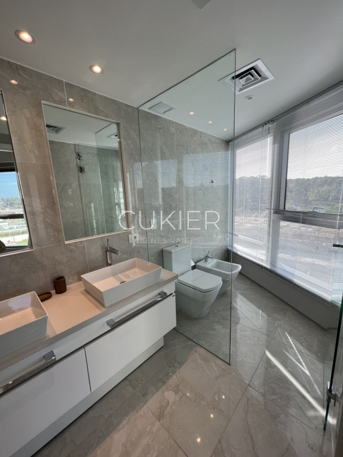 Apartamento ID.1601 - Alquiler anual apartamento 2 dormitorios primera linea Playa Brava en Trump Tower