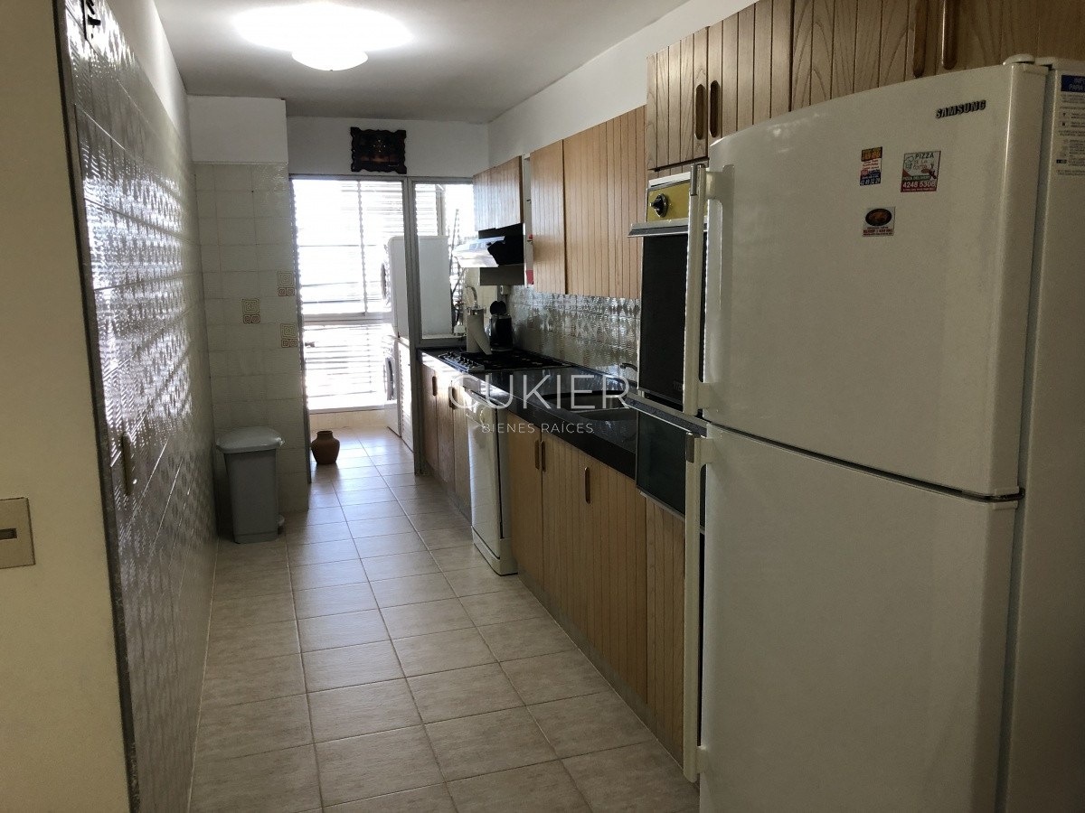Apartamento ID.287 - Alquiler anual y venta de apartamento 3 dormitorios en edificio El Torreon Punta del Este