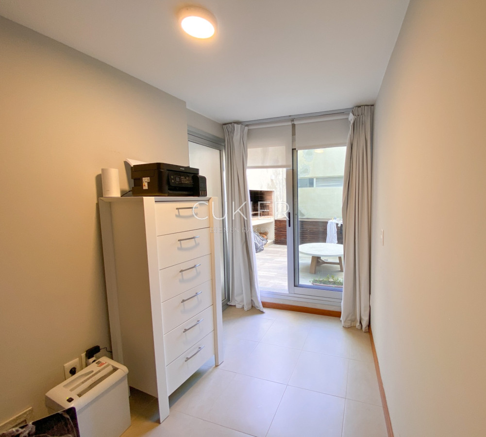 Apartamento ID.1374 - Alquiler anual y venta de hermoso apartamento primera linea en Playa Brava Punta del Este