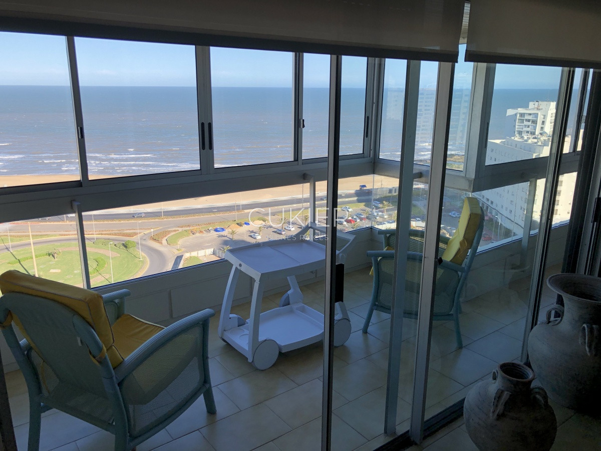 Apartamento ID.287 - Alquiler anual y venta de apartamento 3 dormitorios en edificio El Torreon Punta del Este
