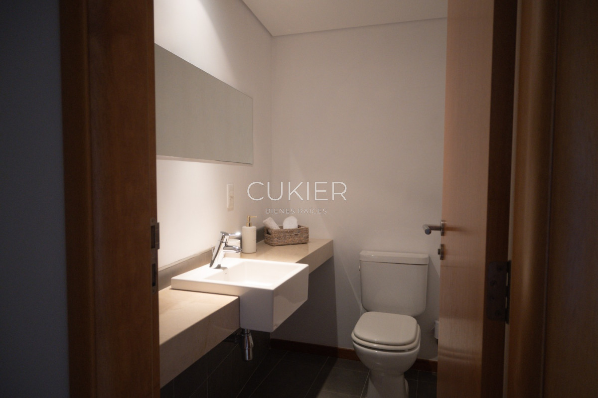 Apartamento ID.1374 - Alquiler anual y venta de hermoso apartamento primera linea en Playa Brava Punta del Este