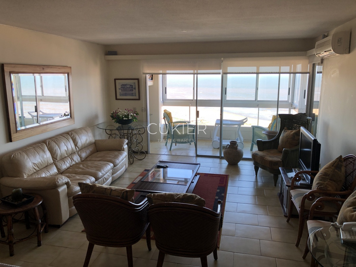 Apartamento ID.287 - Alquiler anual y venta de apartamento 3 dormitorios en edificio El Torreon Punta del Este