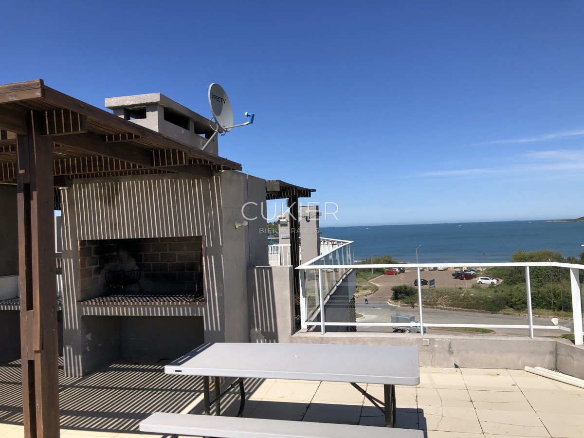 Apartamento ID.216 - Alquiler anual de penthouse 1 dormitorio con terraza y parrillero propio en primera linea frente al mar playa mansa