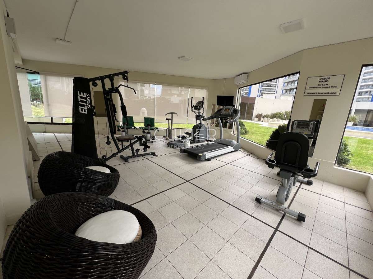 Apartamento ID.1949 - Venta y alquiler anual apartamento 2 dormitorios y dependencia en primera linea Playa Brava