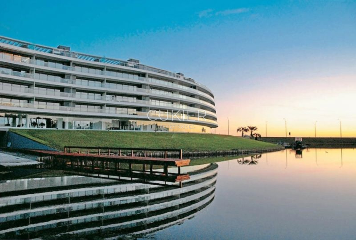 Apartamento ID.1304 - Alquiler temporada apartamento 2 dormitorios frente al mar primera linea Playa Mansa Punta del Este
