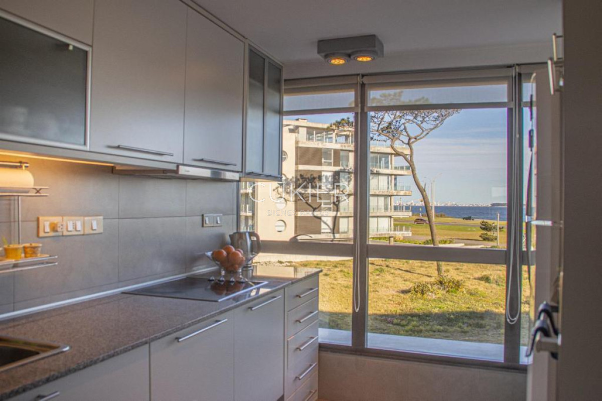 Apartamento ID.1304 - Alquiler temporada apartamento 2 dormitorios frente al mar primera linea Playa Mansa Punta del Este