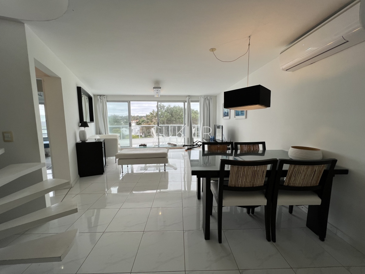Apartamento ID.2251 - Venta de apartamento penthouse 2 dormitorios frente al mar con parrillero de uso privado Playa Mansa 