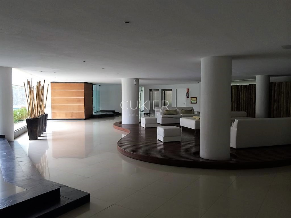 Apartamento ID.3537 - Venta apartamento 3 dormitorios y dependencia en Playa Brava a 100 m del mar 