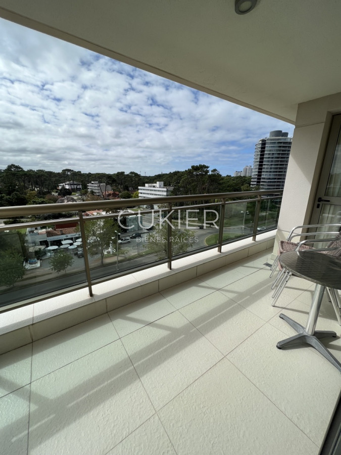 Apartamento ID.1669 - Alquiler anual apartamento 2 dormitorios en edificio full servicios en Punta del este 