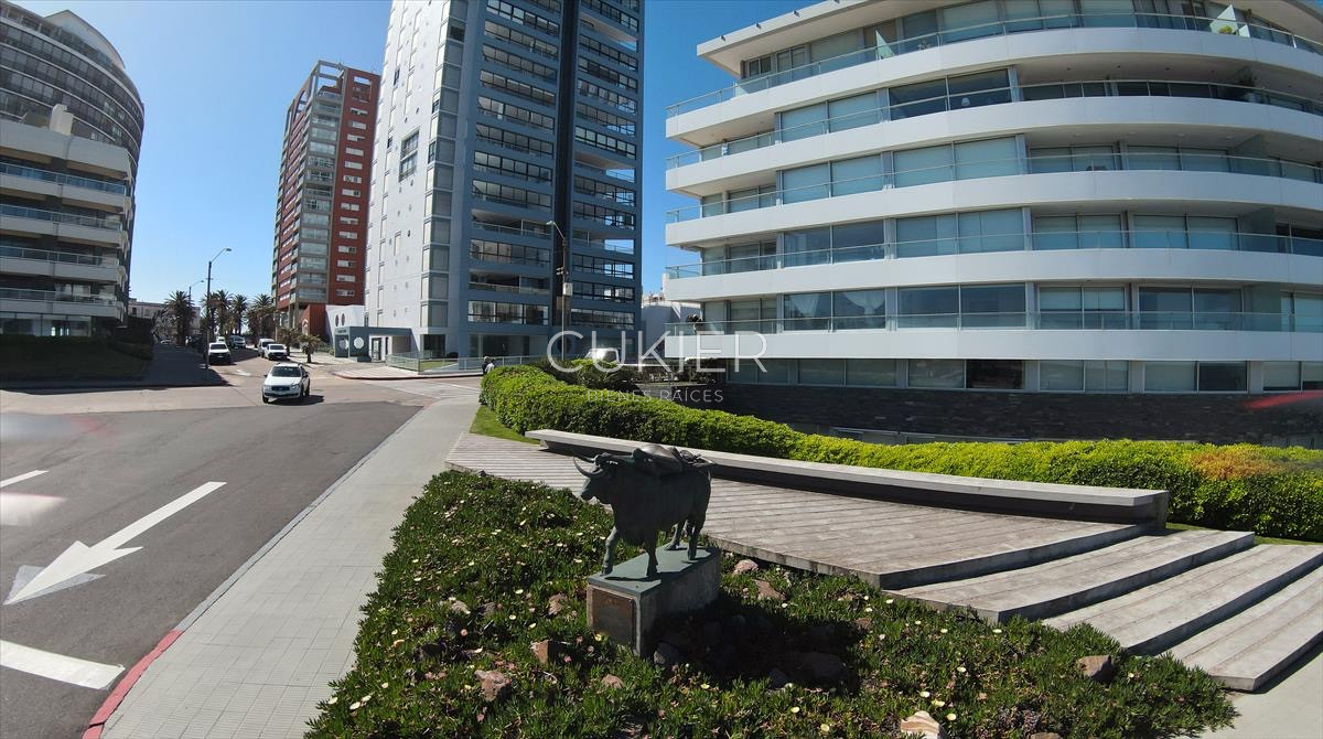 Apartamento ID.1374 - Alquiler anual y venta de hermoso apartamento primera linea en Playa Brava Punta del Este
