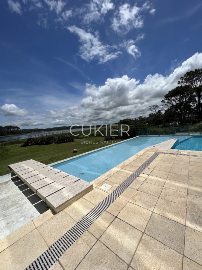 Apartamento ID.1304 - Alquiler temporada apartamento 2 dormitorios frente al mar primera linea Playa Mansa Punta del Este
