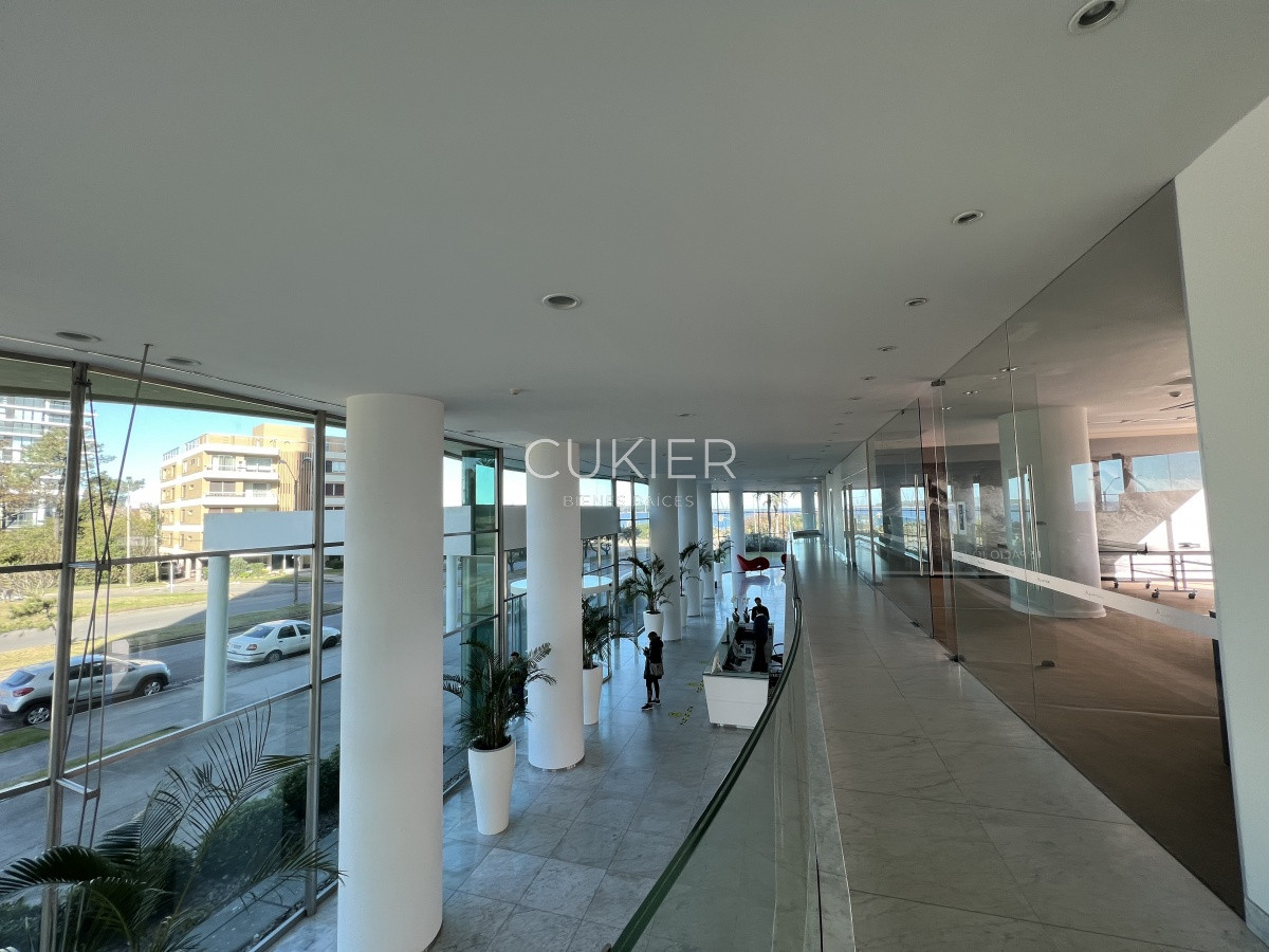 Apartamento ID.871 - Venta espectacular apartamento 4 suites en torre de categoría Aquarela Playa Mansa Punta del Este