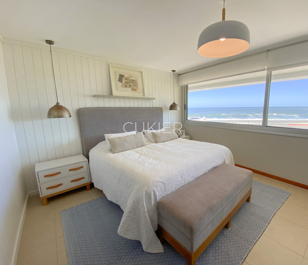 Apartamento ID.1374 - Alquiler anual y venta de hermoso apartamento primera linea en Playa Brava Punta del Este