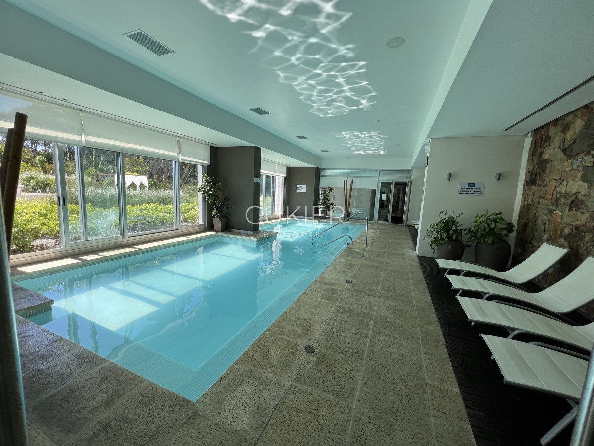 Apartamento ID.2063 - Venta apartamento 2 dormitorios en edificio de categoría en Playa Mansa Punta del Este