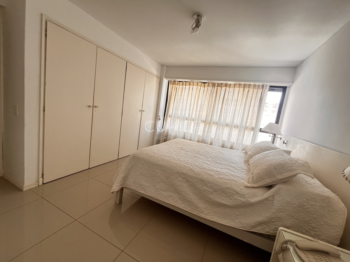 Apartamento ID.3383 - Venta EN OPORTUNIDAD de apartamento 2 dormitorios y dependencia en Peninsula Punta Del Este. 