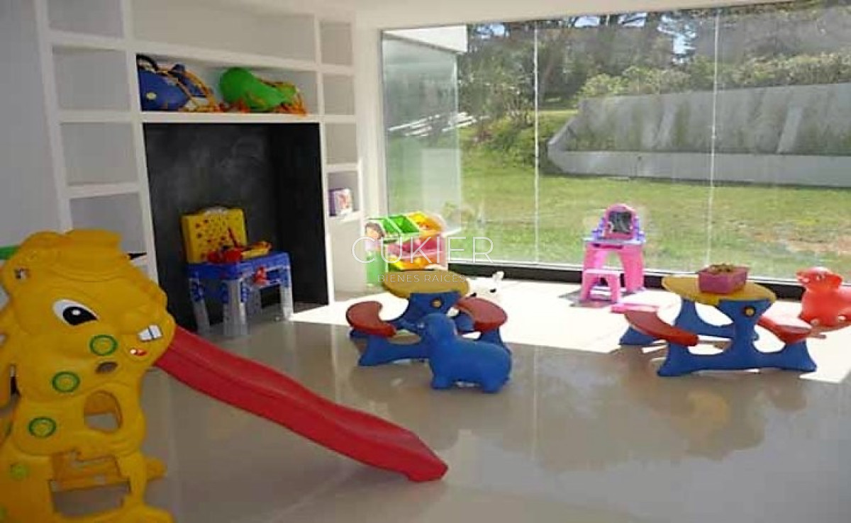 Apartamento ID.3537 - Venta apartamento 3 dormitorios y dependencia en Playa Brava a 100 m del mar 