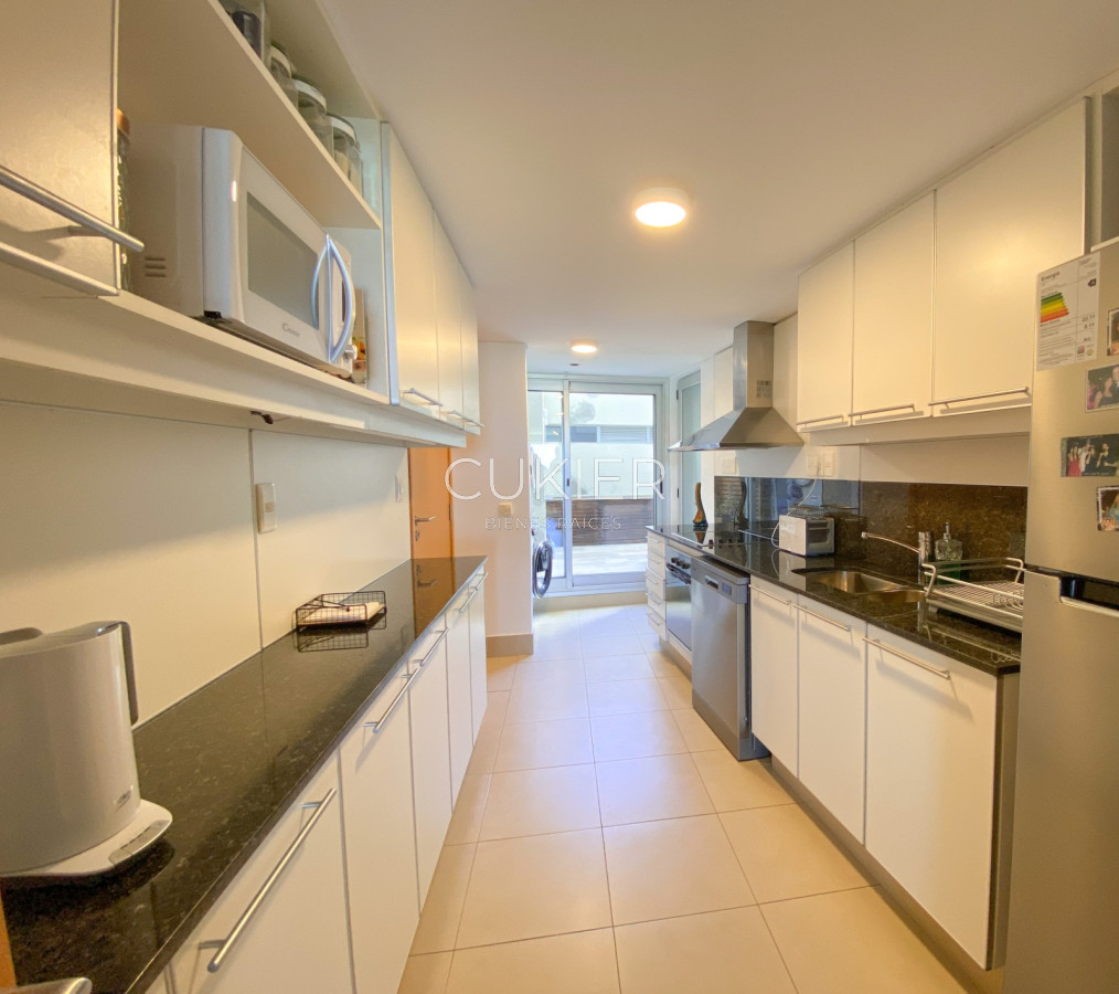 Apartamento ID.1374 - Alquiler anual y venta de hermoso apartamento primera linea en Playa Brava Punta del Este