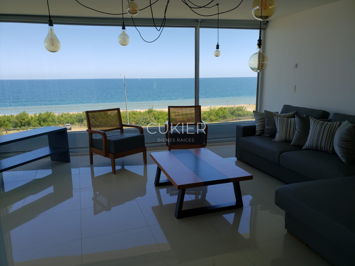 Apartamento ID.352 - Venta apartamento penthouse de 3 dormitorios en primera linea Playa Mansa Punta del Este