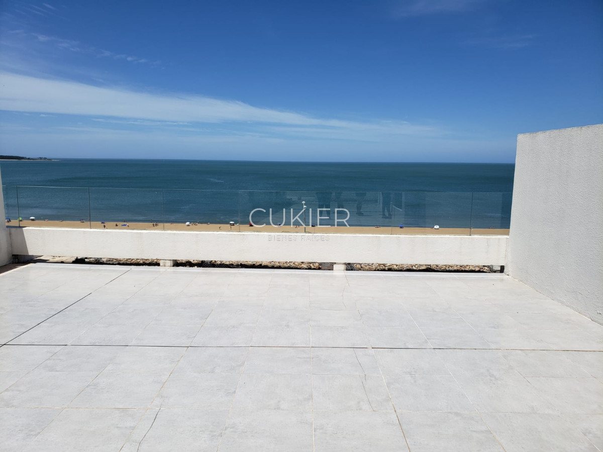 Apartamento ID.352 - Venta apartamento penthouse de 3 dormitorios en primera linea Playa Mansa Punta del Este