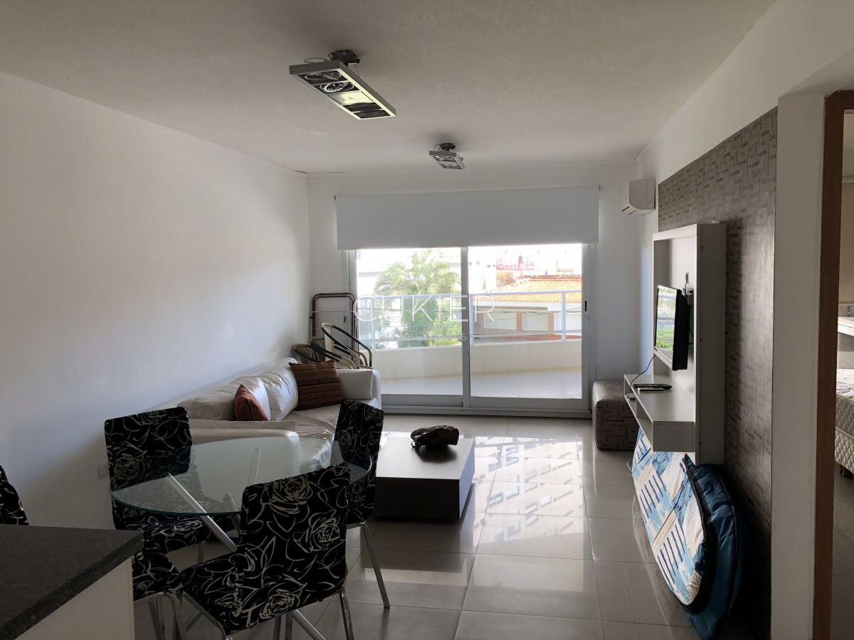 Apartamento ID.215 - Alquiler anual apartamento 1 dormitorio en primera linea Playa Mansa Punta del Este