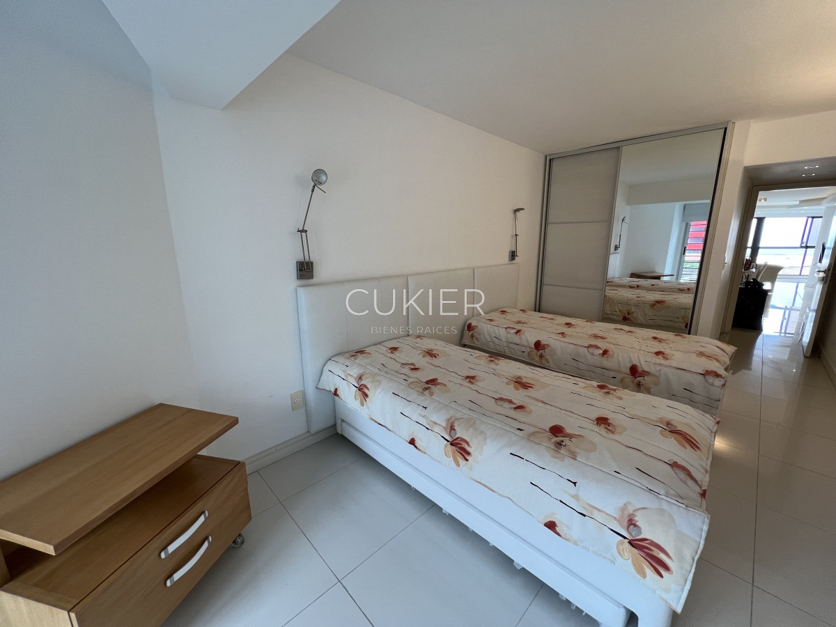 Apartamento ID.1949 - Venta y alquiler anual apartamento 2 dormitorios y dependencia en primera linea Playa Brava