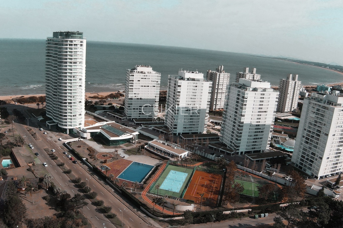 Apartamento ID.871 - Venta espectacular apartamento 4 suites en torre de categoría Aquarela Playa Mansa Punta del Este