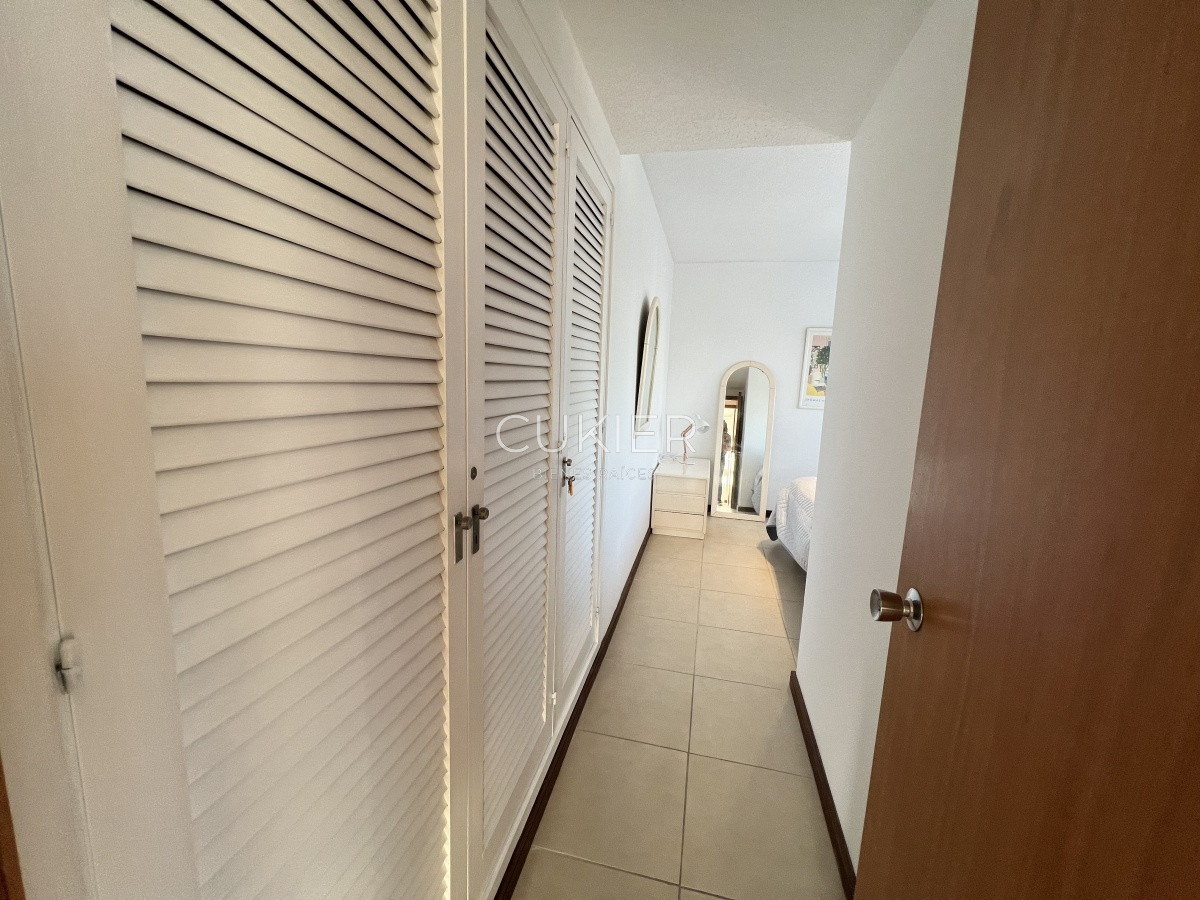 Apartamento ID.1175 - Alquiler anual y venta apartamento 3 dormitorios y dependencia con vista al mar en zona shopping