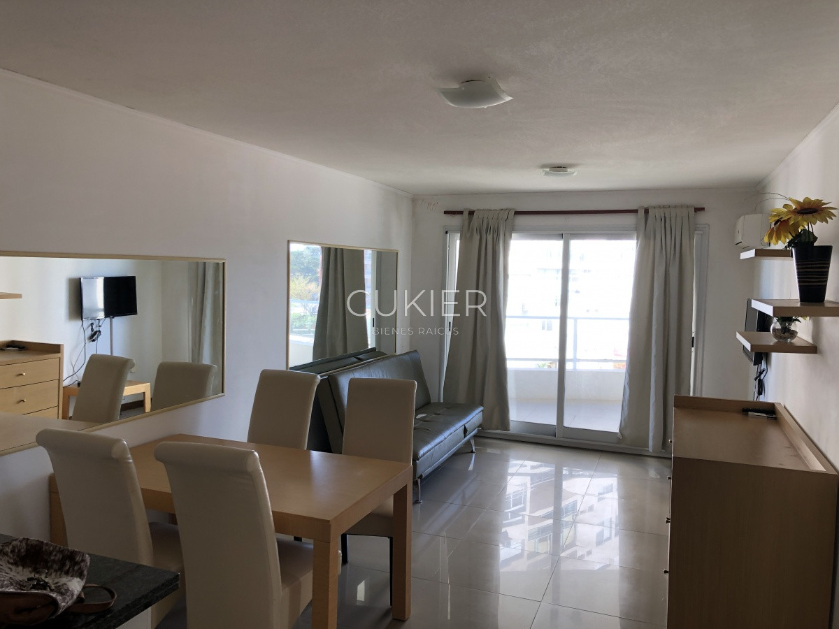 Apartamento ID.216 - Alquiler anual de penthouse 1 dormitorio con terraza y parrillero propio en primera linea frente al mar playa mansa