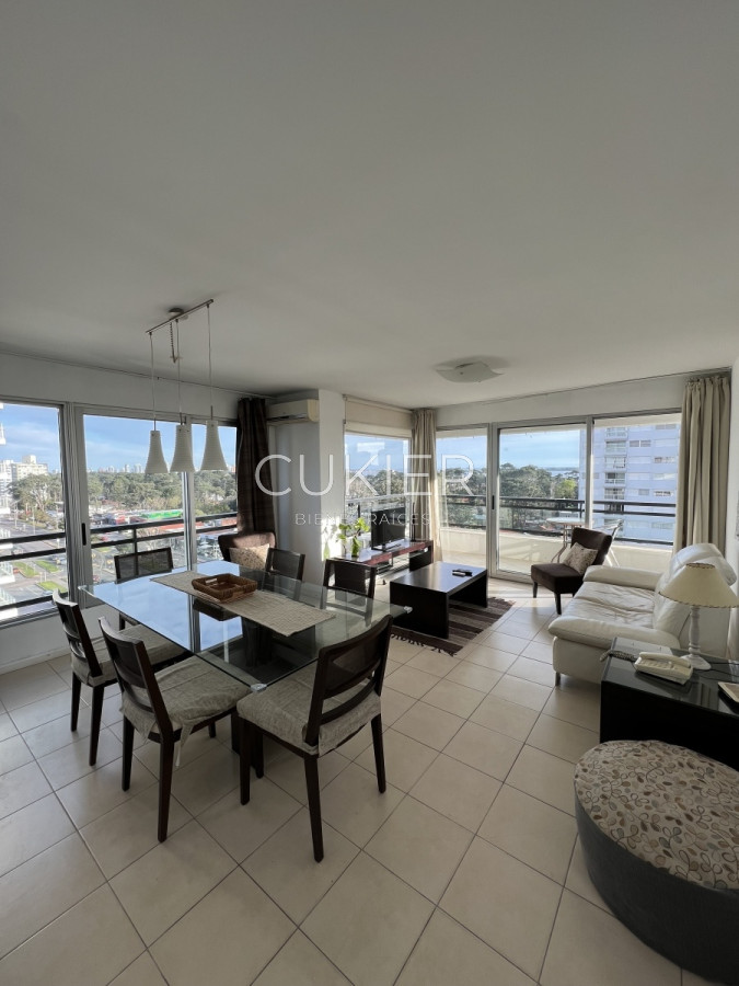 Apartamento ID.164 - Alquiler anual apartamento 3 dormitorios en edificio con servicios en Punta del Este