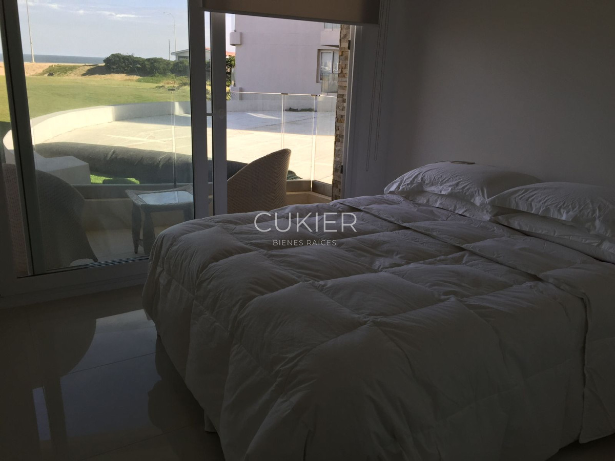 Apartamento ID.3593 - Venta en Punta Del Este frente al mar 1 dormitorio.