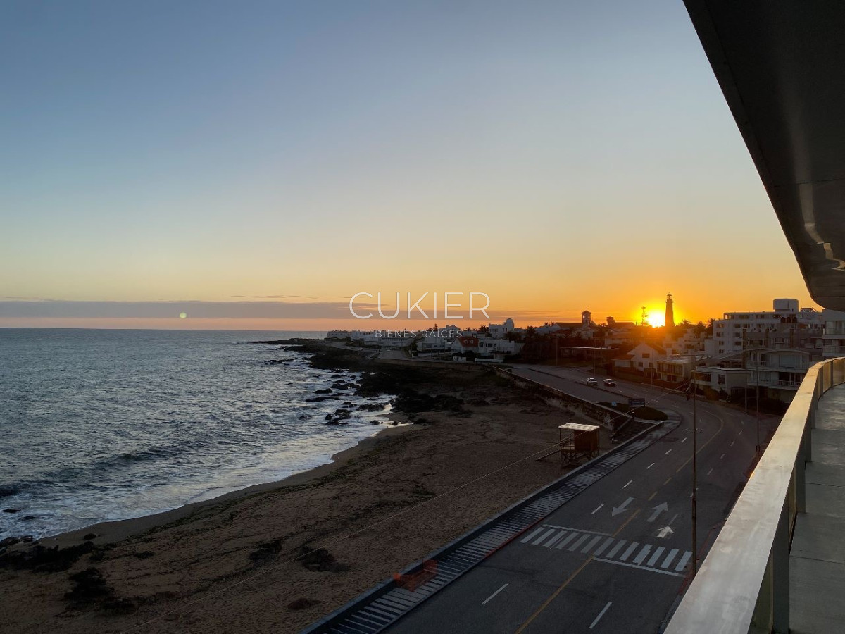 Apartamento ID.2723 - Alquiler temporada departamento 3 suites en primera linea playa brava frente al mar en edificio de categoría 