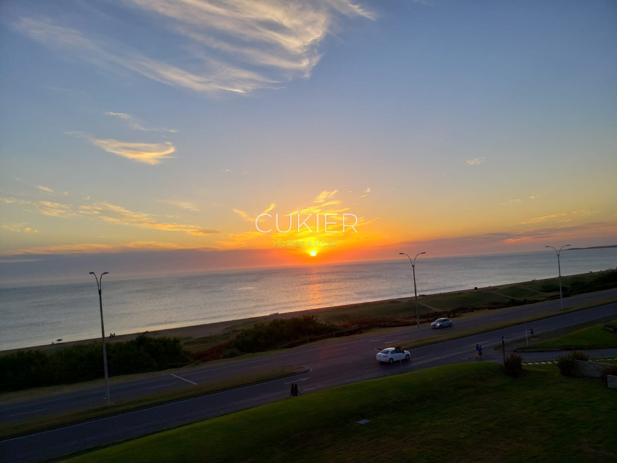 Apartamento ID.352 - Venta apartamento penthouse de 3 dormitorios en primera linea Playa Mansa Punta del Este